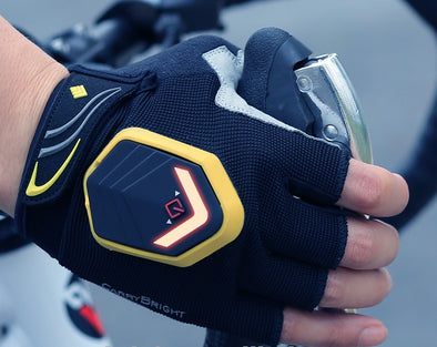 Automatic LED indicating gloves